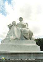 La Madre Filipina Monument 