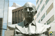 Kenneth Macintosh statue